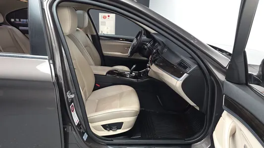 BMW 5 Series (F10) 528i xDrive 2012 10