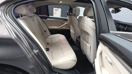 BMW 5 Series (F10) 528i xDrive 2012 11