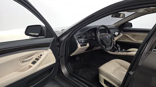 BMW 5 Series (F10) 528i xDrive 2012 9