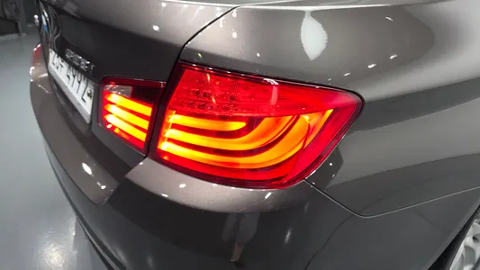 BMW 5 Series (F10) 528i xDrive 2012 23