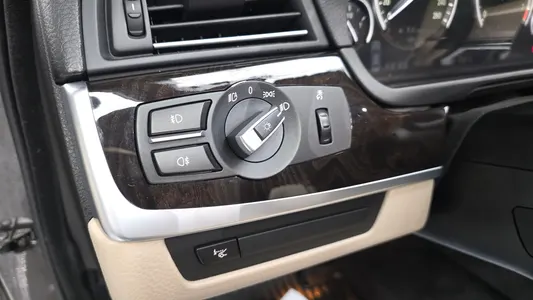 BMW 5 Series (F10) 528i xDrive 2012 29