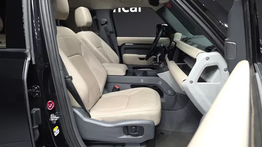 Land Rover (L663) 110 D250 SE 2022 11