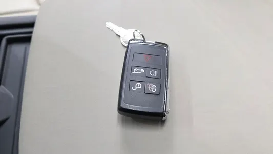 Land Rover (L663) 110 D250 SE 2022 29