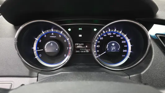 Hyundai YF Y20 2010 8