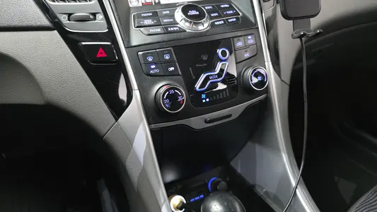 Hyundai YF Y20 2010 17
