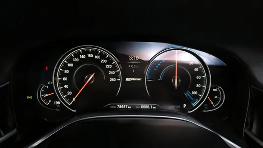 BMW 7 Series (G11) 740e i M 2017 8