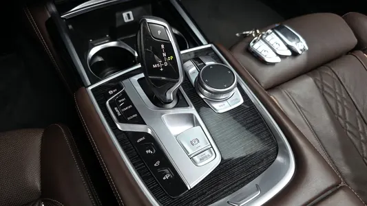 BMW 7 Series (G11) 740e i M 2017 9
