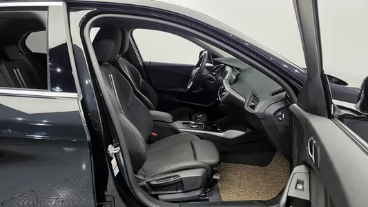 BMW 1 Series (F40) 118d 2021 10