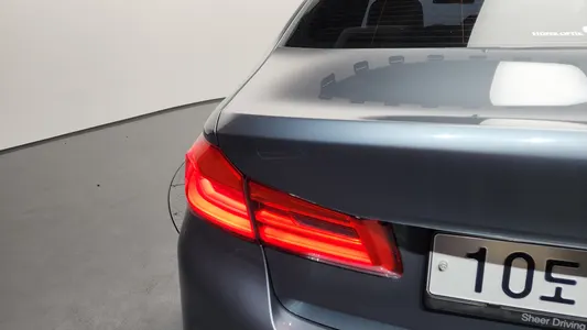 BMW 5 Series (G30) 530i M 2019 23