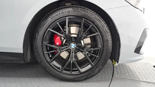 BMW 5 Series (G60) 520i 2024 21