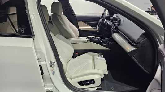 BMW 5 Series (G60) 520i M 2024 26