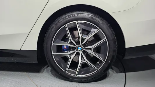 BMW 5 Series (G60) 520i M 2024 21