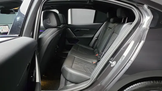 BMW 5 Series (G60) 520i 2025 12