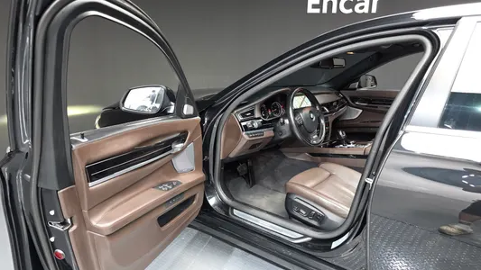 BMW 7 Series (F01) 750Li xDrive 2015 10