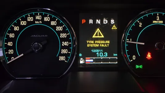 Jaguar New XF 2.2D 2015 15