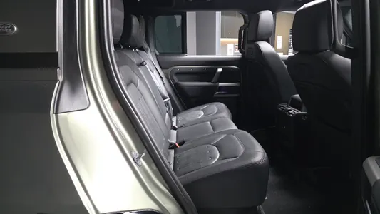 Land Rover (L663) 110 P300 X- SE 2021 12