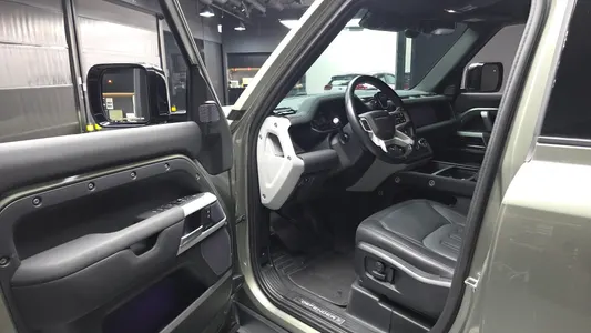 Land Rover (L663) 110 P300 X- SE 2021 10