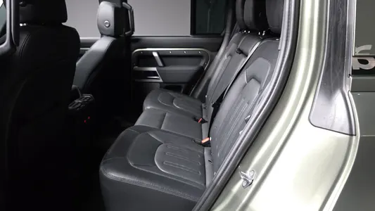 Land Rover (L663) 110 P300 X- SE 2021 26
