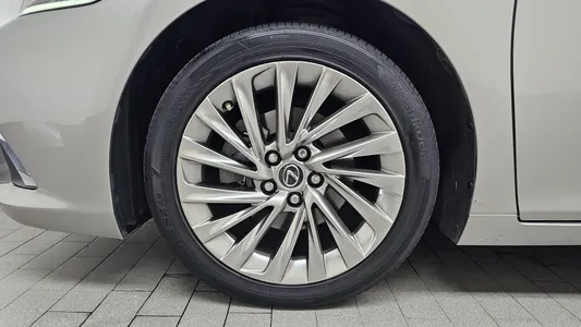 Lexus ES300h 7 2018 5