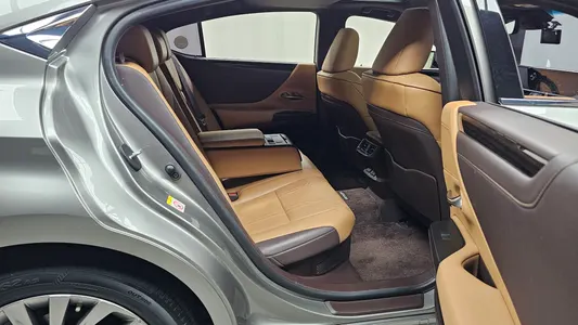 Lexus ES300h 7 2018 12