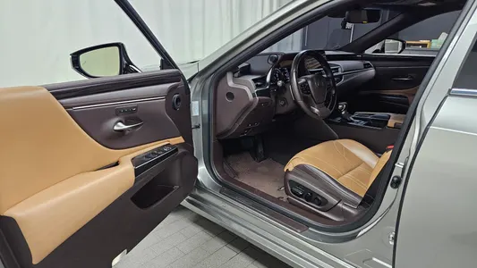 Lexus ES300h 7 2018 10
