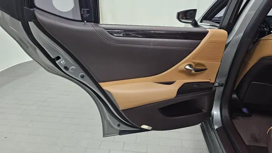 Lexus ES300h 7 2018 25