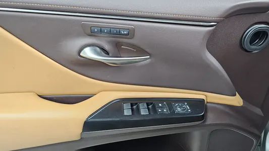 Lexus ES300h 7 2018 26