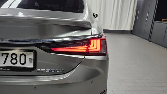Lexus ES300h 7 2018 23