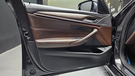 BMW 5 Series (G30) 520d M 2017 24