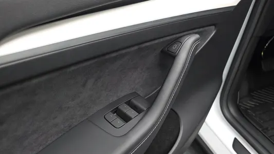 Tesla Y RWD 2023 27