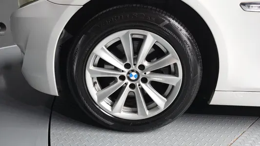 BMW 5 Series (F10) 520d 2011 5