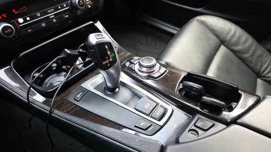 BMW 5 Series (F10) 520d 2011 9