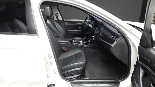 BMW 5 Series (F10) 520d 2011 11
