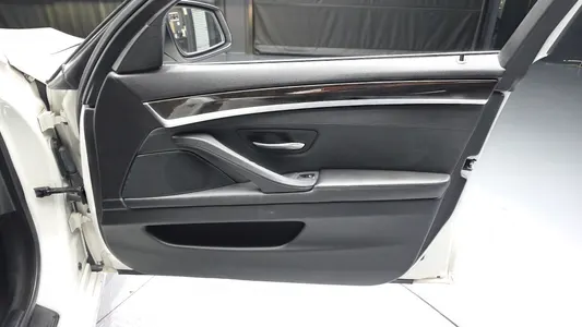 BMW 5 Series (F10) 520d 2011 24
