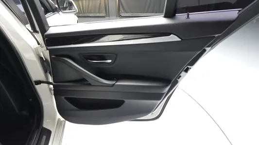 BMW 5 Series (F10) 520d 2011 25