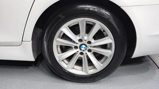 BMW 5 Series (F10) 520d 2011 21