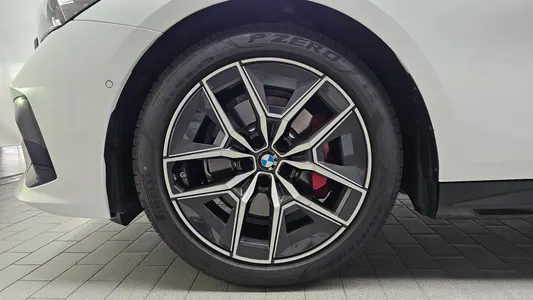 BMW 5 Series (G60) 520i 2025 4