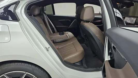 BMW 5 Series (G60) 520i 2025 10