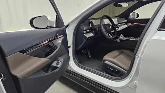 BMW 5 Series (G60) 520i 2025 9