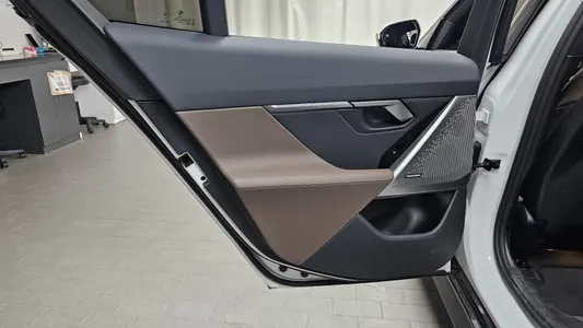 BMW 5 Series (G60) 520i 2025 25