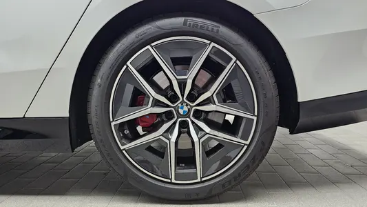 BMW 5 Series (G60) 520i 2025 21