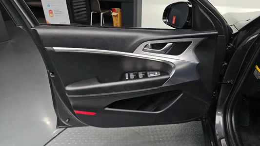 Genesis G70 2.0T AWD 2019 24