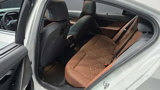 BMW 5 Series (G60) 530i xDrive 2024 12