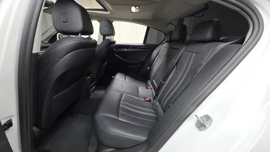 BMW 5 Series (G30) 520i 2019 11