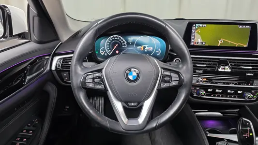 BMW 5 Series (G30) 520i 2019 13