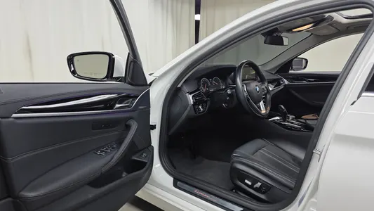 BMW 5 Series (G30) 520i 2019 9