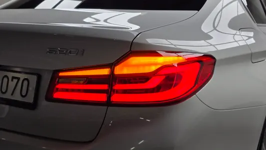 BMW 5 Series (G30) 520i 2019 23