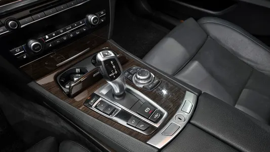 BMW 7 Series (F01) 750Li 2009 9