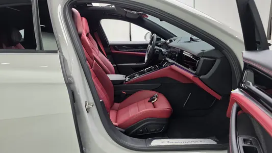 Porsche (976) 2.9 AWD E- 2024 10