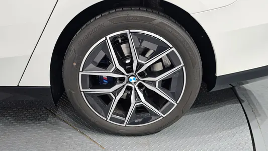 BMW 5 Series (G60) 520i M 2025 5